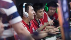 Invictus Gaming动态：Emo大神状态起伏，英雄池问题在TI被放大。